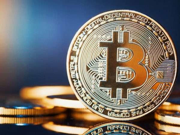 Биткоин vs традиционные валюты: битва титанов