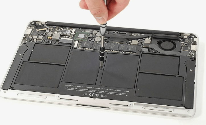 Профессиональная Замена Аккумулятора MacBook: Почему Важно Доверить Это Специалистам